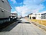 外観：前面道路を含めた現地写真です。ぜひ周辺環境も併せてご覧ください。