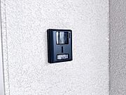訪問者を確認できるTVモニター付きインターフォンです。