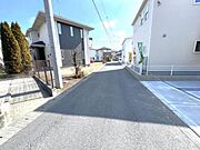 前面道路を含めた現地写真です。ぜひ周辺環境も併せてご覧ください。