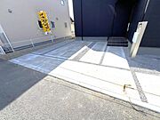 駐車場です。前面道路との高低差も少なく、スムーズに出入りできます。