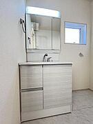 洗面化粧台です。朝の身支度から1日が始まります。