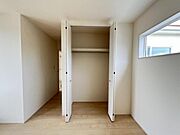 枕棚とハンガーパイプの付いたクローゼットです。