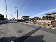 前面道路を含めた現地写真です。ぜひ周辺環境も併せてご覧ください。