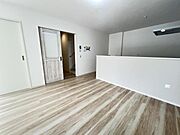 お食事中もキッチンと会話が楽しめるダイニングスペース。