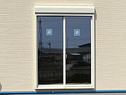 雨戸シャッター付きで、防災・防犯に心強いですね。