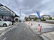 前面道路を含めた現地写真です。