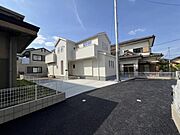 前面道路を含めた現地写真です。ぜひ周辺環境も併せてご覧ください。