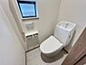 トイレ：シャワー洗浄機能付のトイレは、清潔感が印象的な空間ですね。