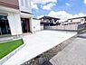 駐車場：駐車場です。前面道路との高低差も少なく、スムーズに出入りできます。