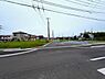 外観：前面道路を含めた現地写真です。ぜひ周辺環境も併せてご覧ください。