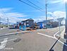 外観：前面道路を含めた現地写真です。