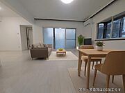 白基調のフローリング床なら家具も合わせやすいですね。TVスペースからダイニングソファまでも広々としていて、レイアウト自由自在