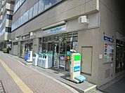ファミリーマート新宿新小川町店 563m