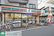 セブンイレブン 徒歩2分。コンビニ 140m