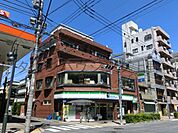 ファミリーマート東日暮里六丁目店 徒歩6分。コンビニ 470m
