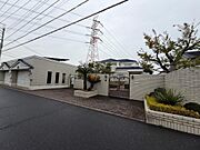 エントランス、屋外駐車場２台可能