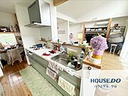 対面タイプならキッチン内にいながらご家族やお客様との会話が楽しめます