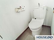 温水洗浄便座付き。洗浄だけでなく、感染症を防止して健康を守ります。