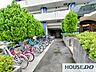 その他：建物下の屋根付き駐輪スペース。雨の日も自転車の出し入れがしやすい環境です。