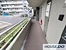 玄関：見晴らしの良い外廊下。周囲に高い建物が少なく開放的です。