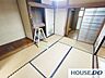 室内：1階和室。奥の納戸へ続きます