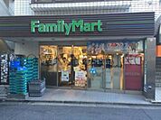 ファミリーマート南青山五丁目店 徒歩10分。コンビニ 750m