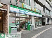 ファミリーマートアーク八木ヒルズ店 徒歩3分。コンビニ 210m