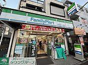 ファミリーマート 徒歩3分。コンビニ 230m