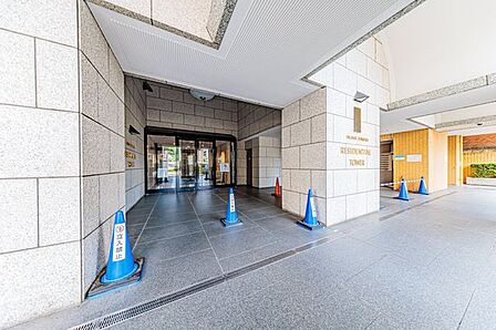 TVモニター付インターホン。管理員が休みの日には警備員が在中しますので、セキュリティも充実しています。