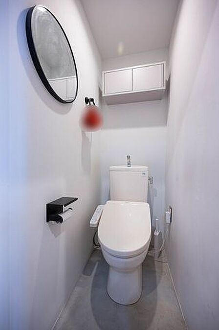 白で統一された清潔感のあるトイレは、温水洗浄機能付きです。