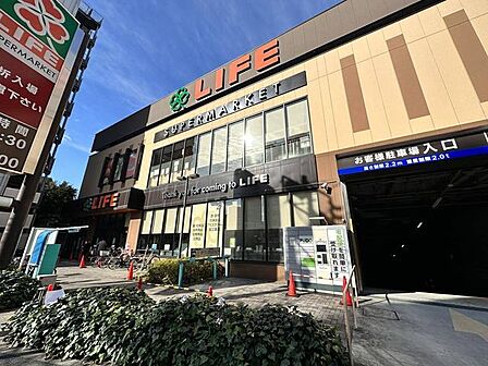 ライフ若松河田駅前店 徒歩6分。 440m