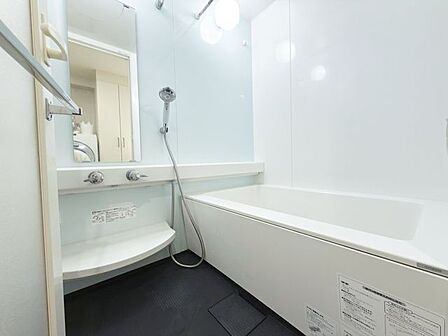 バスルーム/追焚き機能・浴室暖房乾燥機付きの明るくさわやかな印象のバスルーム