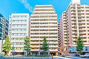 外壁タイル貼り。上品な佇まいのマンションです。