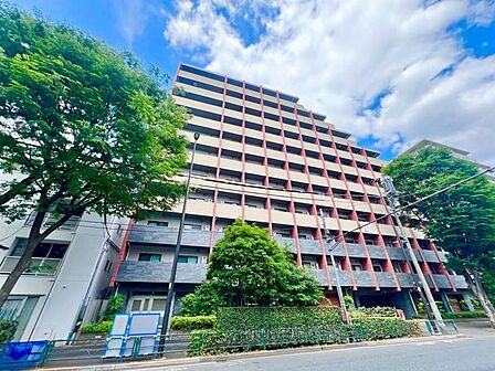 ホテルライクな内廊下設計。お住まいの方のプライバシーにも配慮されています。