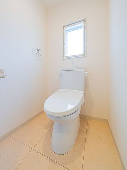 トイレにも窓があります。温水洗浄便座付きのトイレです。