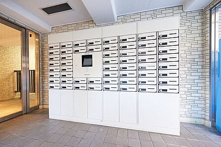 不在時にも荷物が受け取れる宅配BOX付です。