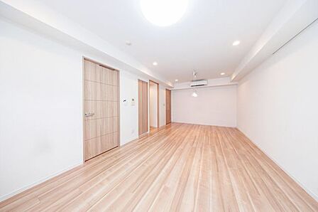 建具とフローリングのやさしい木目がナチュラルで明るい空間を演出します。す。※画像はＣＧ合成によるイメージです。※リフォーム後のイメージ画像です。リフォームには別途費用がかかります。