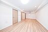 リビング/ダイニング：建具とフローリングのやさしい木目がナチュラルで明るい空間を演出します。す。※画像はＣＧ合成によるイメージです。※リフォーム後のイメージ画像です。リフォームには別途費用がかかります。