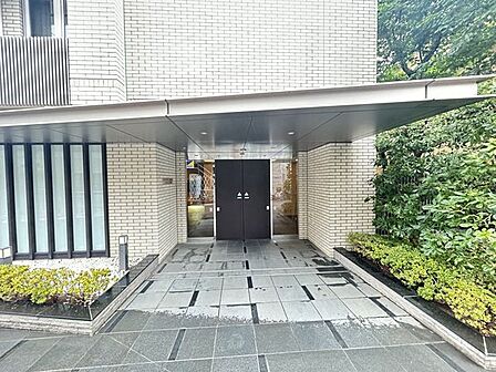 緑が映える堂々としたエントランスです。