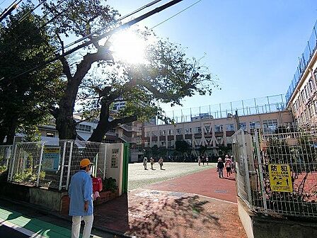 新宿区立市谷小学校 徒歩2分。 160m