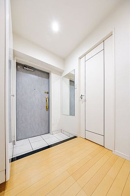 住まいの第一印象を決める玄関スペース、白を基調とした高級感と清潔感漂う空間です。