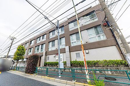 【外観】スーパーやコンビニが近く、日常の買い物も快適です。
