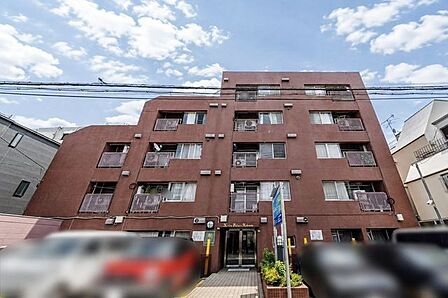 重厚感のある外壁タイル貼りのマンションです。