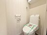トイレ：トイレの上部には収納付。トイレットペーパー等、買い置きもしやすそうです。