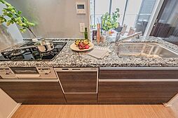 高級感漂う人工大理石カウンターキッチン、作業スペースが広く使いやすいです。