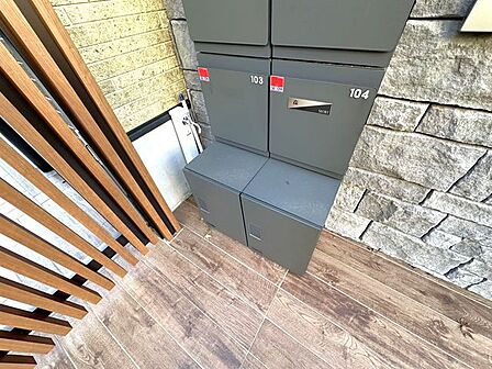不在時にも荷物が受け取れる宅配BOX付。共働きのご夫婦や、外出の多いご家族に便利です。