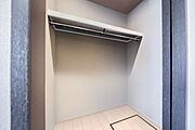 【WIC】収納豊富なWIC。奥行もあり、様々のものが収納できます。※リフォーム後のイメージ画像です。リフォームには別途費用がかかります。