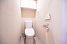 トイレ：温水洗浄便座付きのトイレです。吊戸棚などの収納も使い勝手良好！