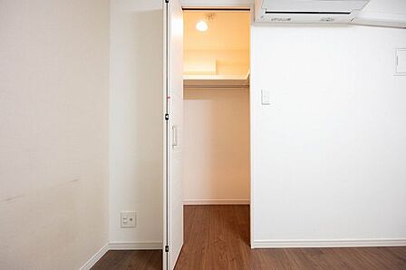 サービスルーム（納戸）のWIC。収納豊富です。