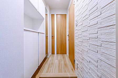 【玄関】上質な質感が魅力のエコカラットを設置。玄関フックもあり帽子や鍵などを掛けるのにおすすめです。
